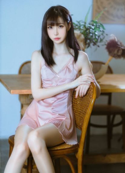 女人脱了内裤趴开腿让男躁动态图