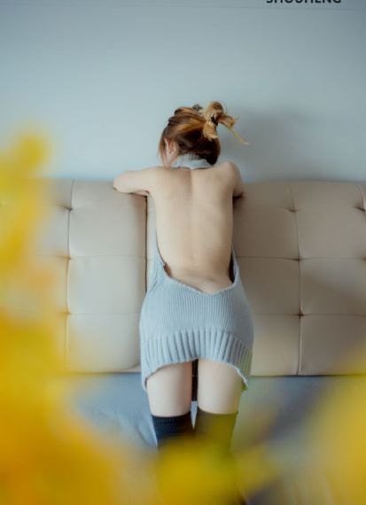 被迫沦为女同学的脚奴